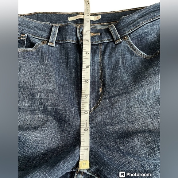 Womens Levi’s medium wash. Medium rise. Cropped. Size 6. Excellent condition. - Picture 6 of 9